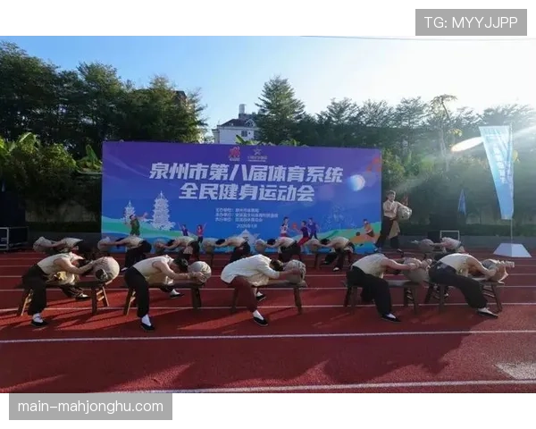 云浮赛场外市民隔栏观赛,国际顶级赛事激发全民体育热情 云浮赛场外市民隔栏观赛,国际顶级赛事激发全民体育热情