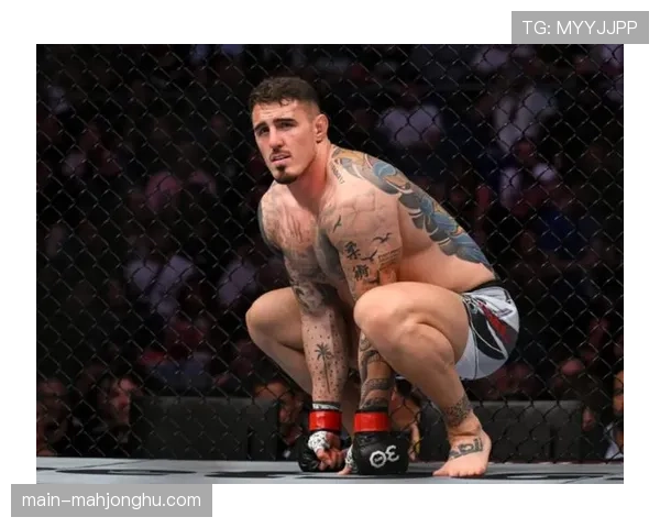 特写：汤姆·阿斯皮纳尔携腰带返回家乡利物浦，受到万人空巷迎接